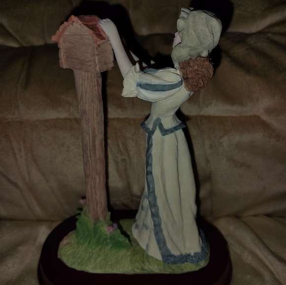 Vintage La Verona Collection Figurine Girl At The Mailbox - Picture 4 of 5